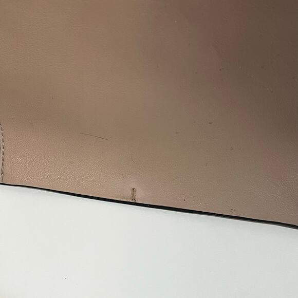 Guess Classic Y2K Beige & White tote with Black Straps and Charms. Travel, Work - Picture 7 of 10